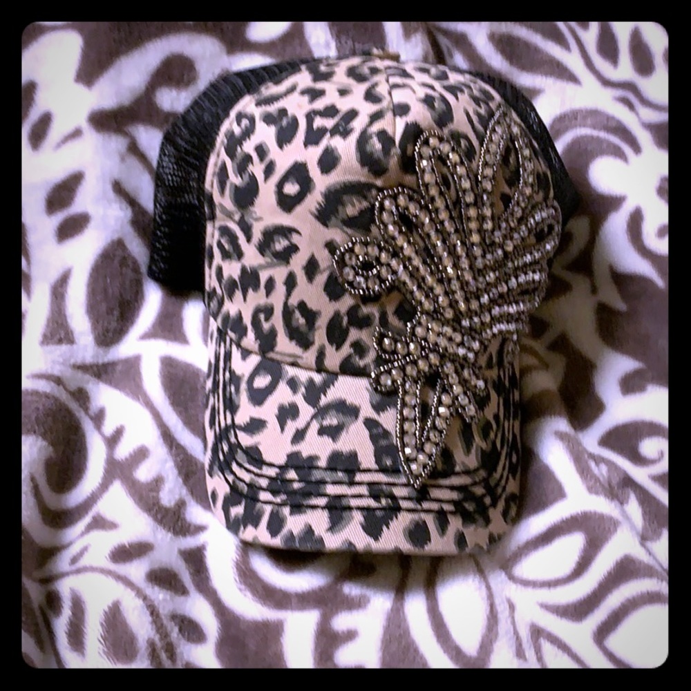 Buckle hat